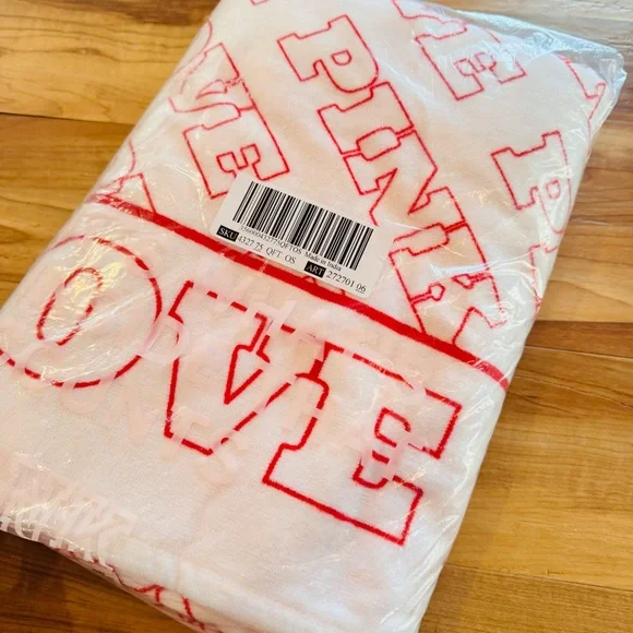 Victoria’s Secret PINK Beach Towel OS NWT - Picture 3 of 4